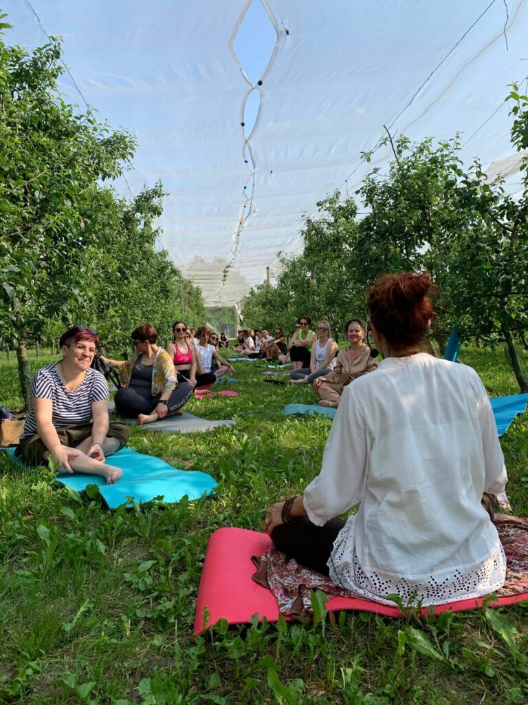 attività relax meditazione gruppo pratica yoga nel frutteto