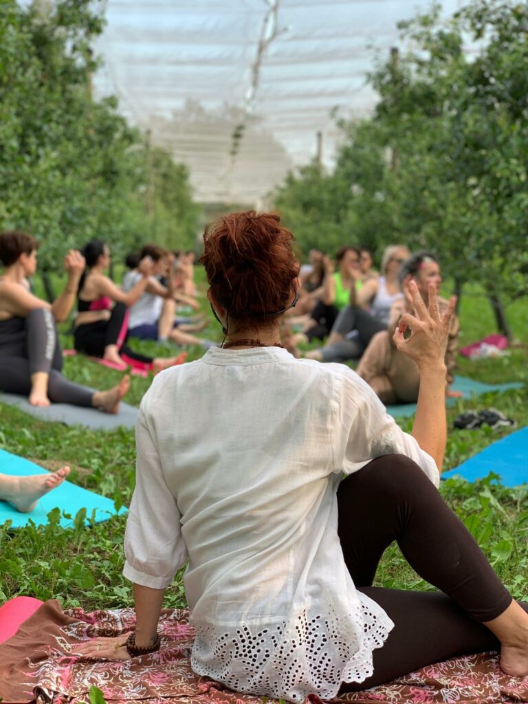 insegnante attività relax meditazione gruppo yoga nel frutteto