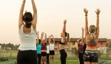 Sessione di Pilates del buongiorno e colazione nel frutteto